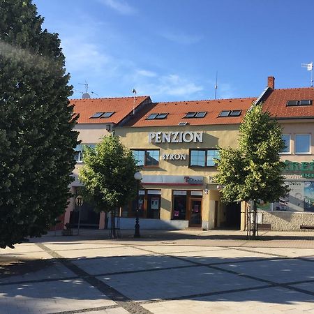 Byron Hotel Zlaté Moravce Exterior foto