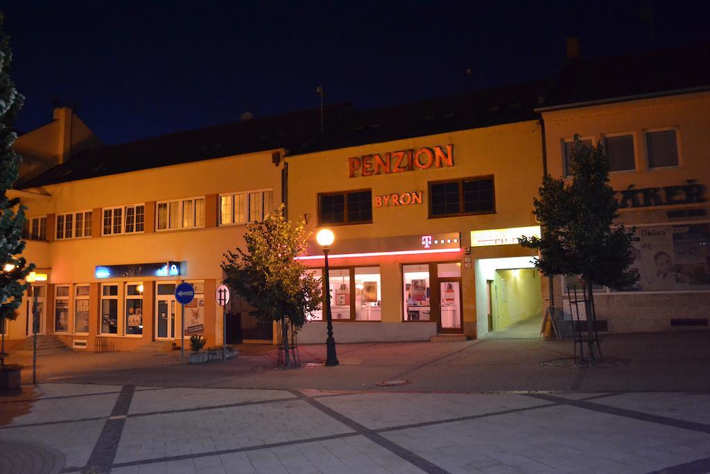 Byron Hotel Zlaté Moravce Exterior foto